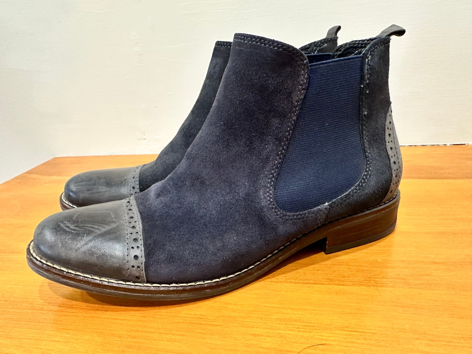 [SALE] 5th Avenue - Chelsea Boots - Leather and Suede - Size EU 39 Navy *some scratching at toe*