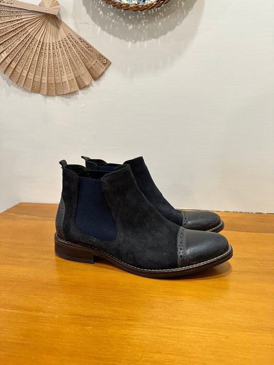 [SALE] 5th Avenue - Chelsea Boots - Leather and Suede - Size EU 39 Navy *some scratching at toe*