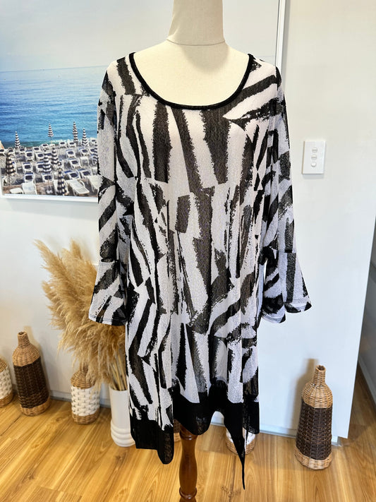 [SALE] Taking Shape - Dress - Size 16 - Black and white