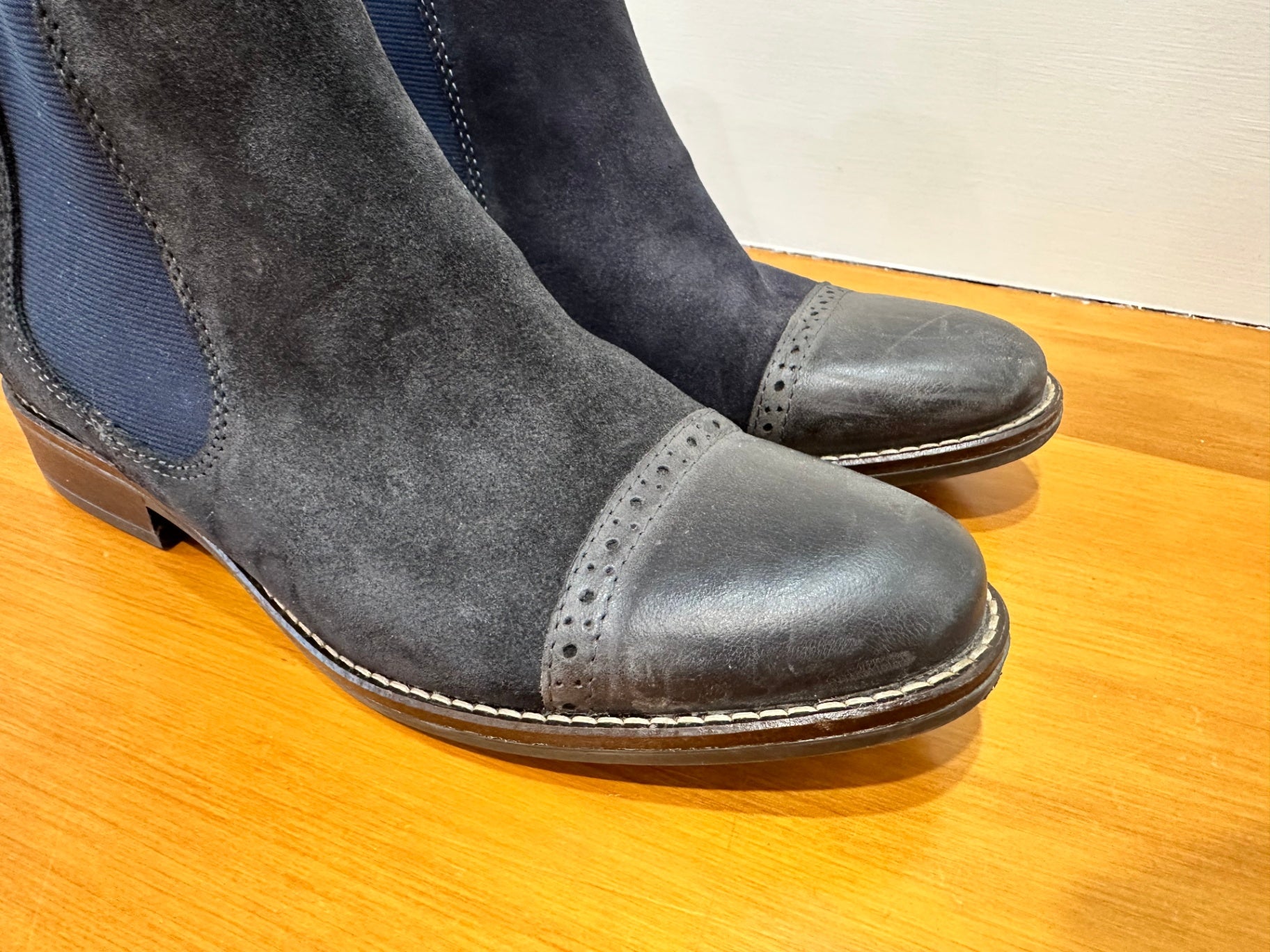 [SALE] 5th Avenue - Chelsea Boots - Leather and Suede - Size EU 39 Navy *some scratching at toe*