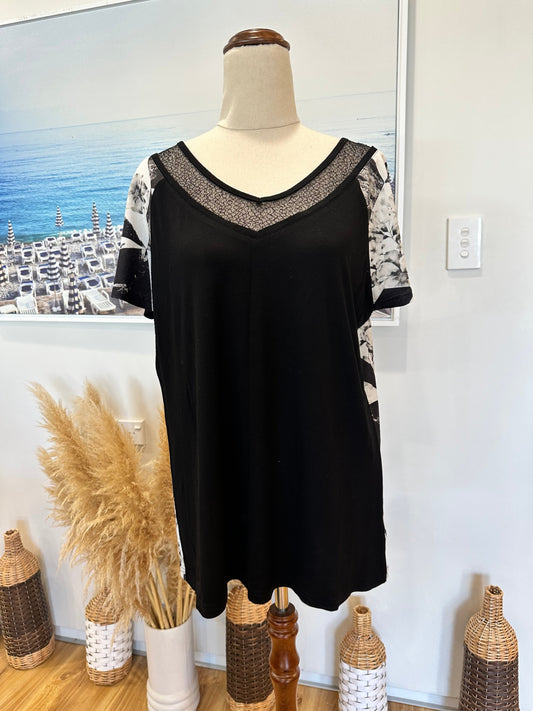 [SALE] Macjays - Top - Size 14 - Black and white