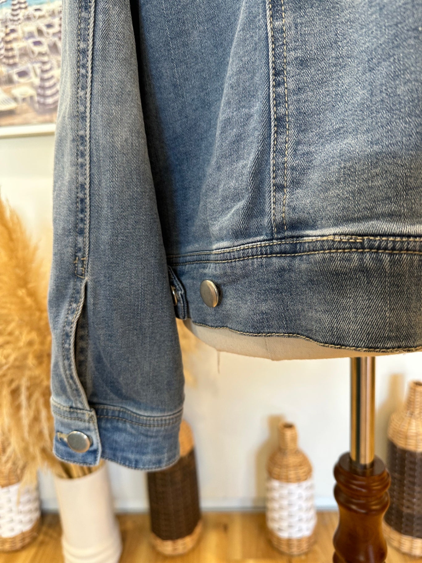 Grae Denim - Denim Jacket w Rose Embroidery - Medium