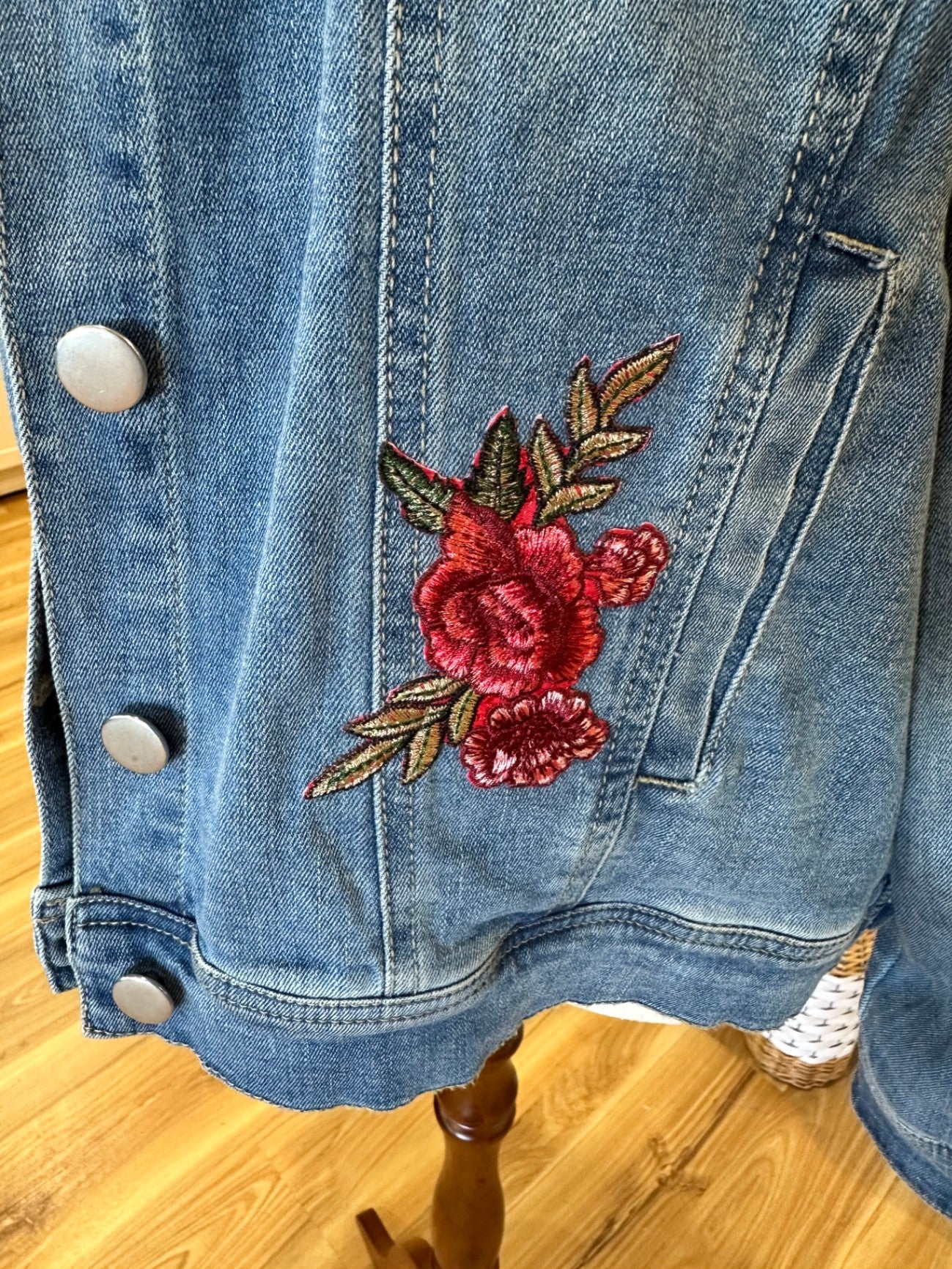 Grae Denim - Denim Jacket w Rose Embroidery - Medium