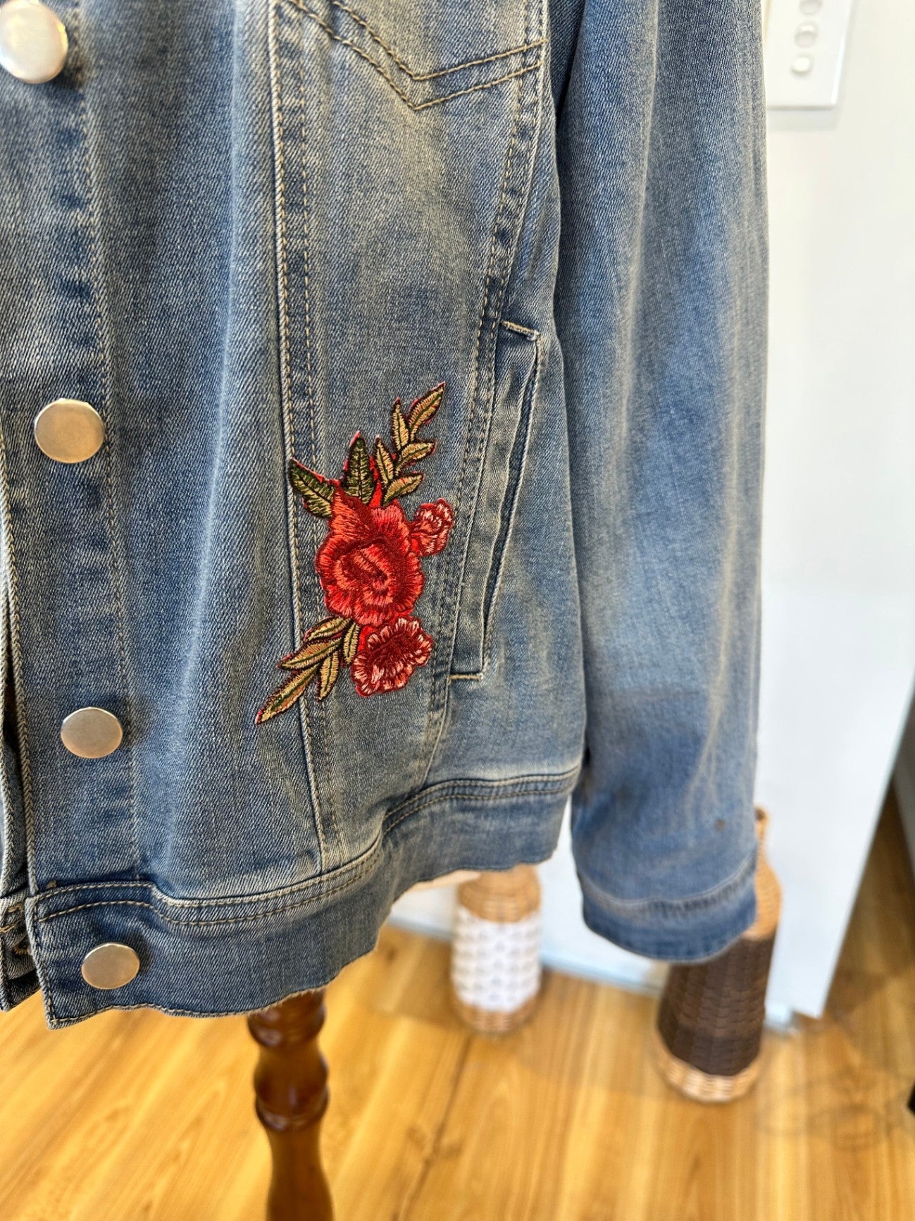 Grae Denim - Denim Jacket w Rose Embroidery - Medium