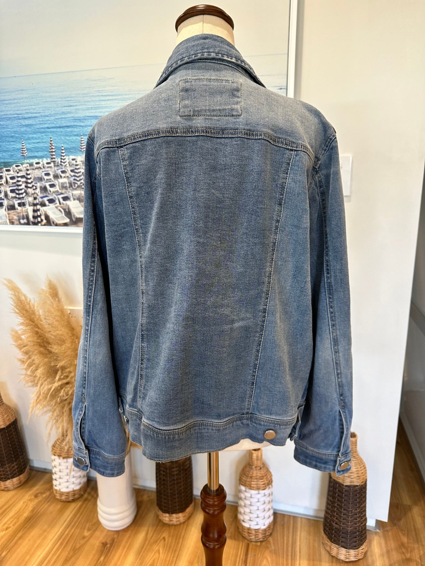 Grae Denim - Denim Jacket w Rose Embroidery - Medium