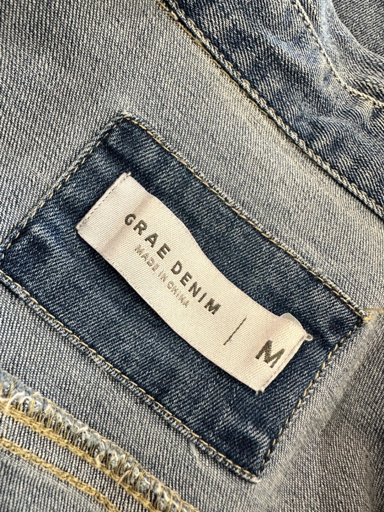 Grae Denim - Denim Jacket w Rose Embroidery - Medium