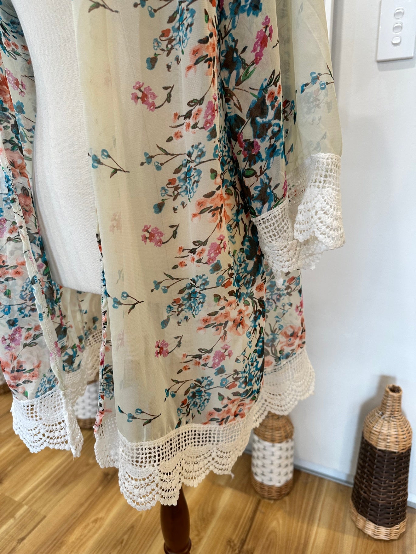 Kaftan / Short Kimono - One Size - Cream w floral pattern