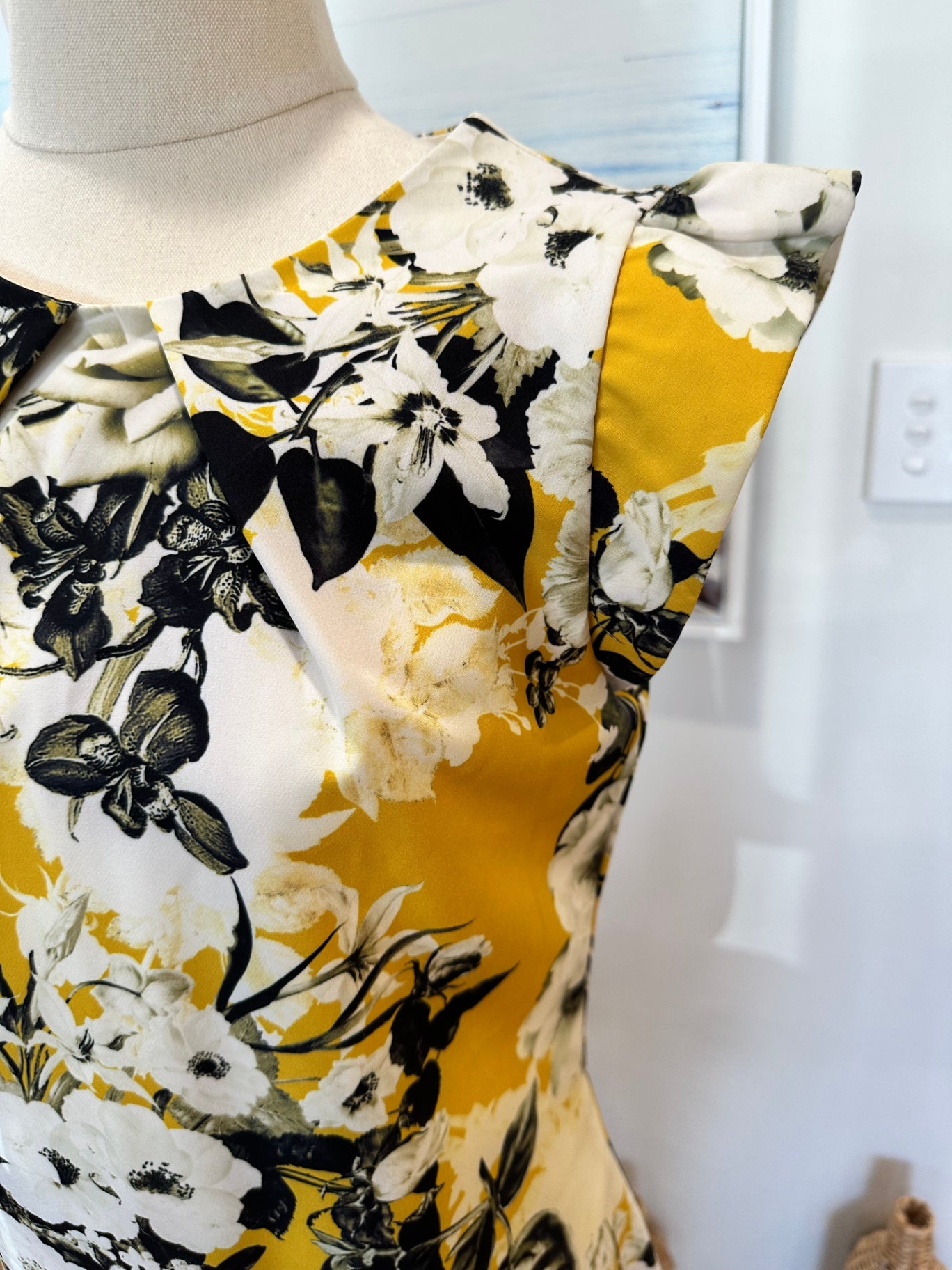 Paper Dolls - Shift Dress - Size 8 - Yellow / Black