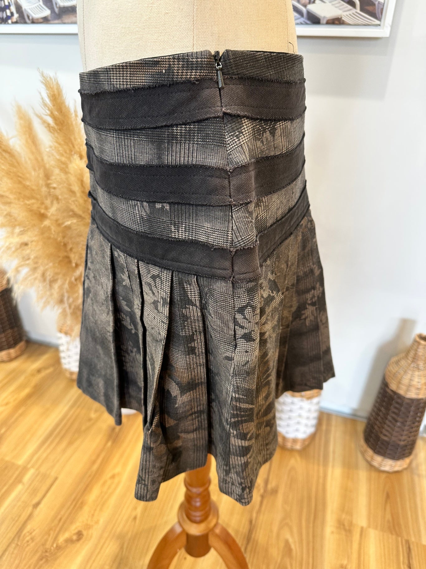 Ricochet - Pleated Mini Skirt - Size 8 - Black with dark floral pattern