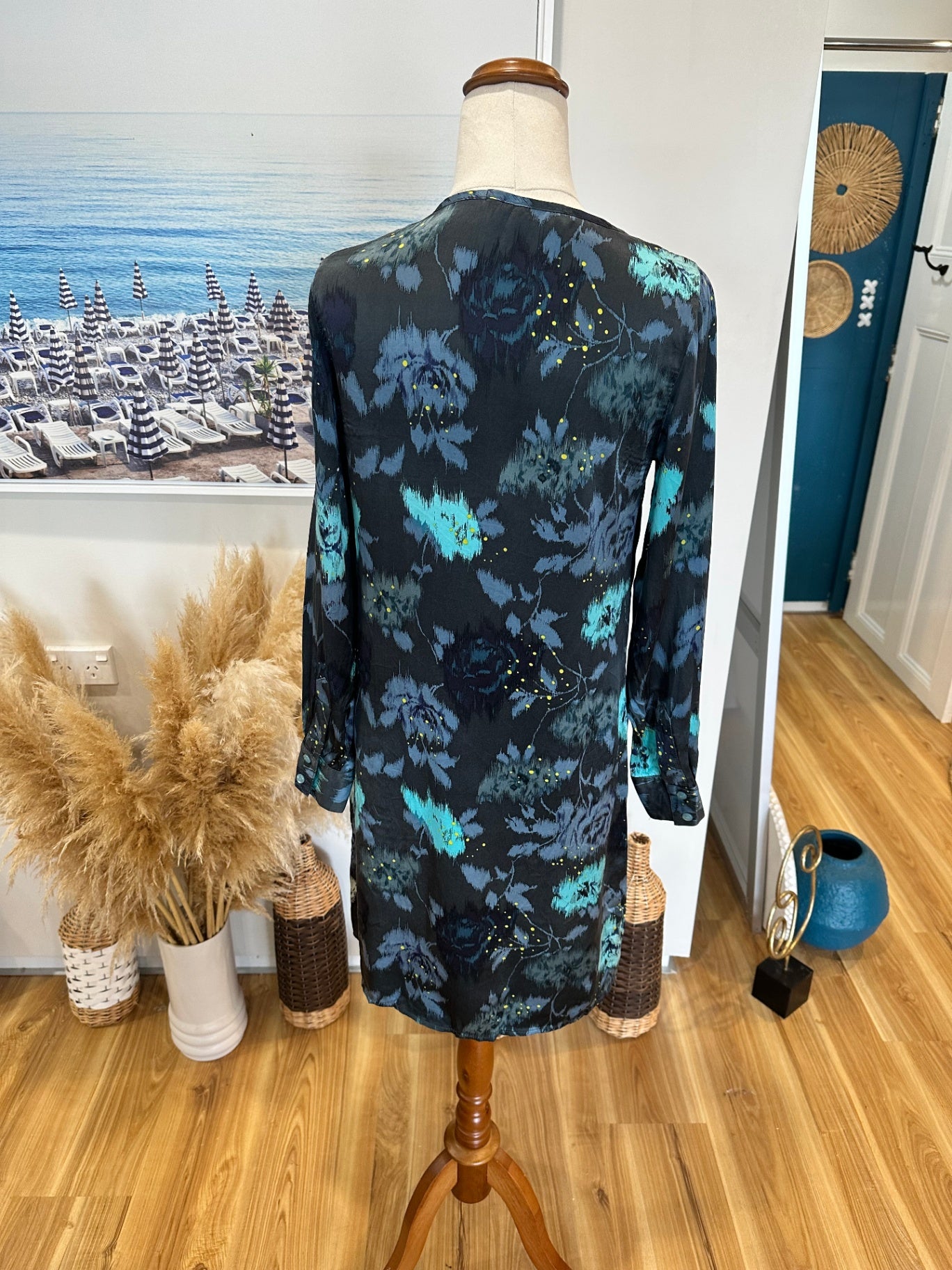 Andrea Moore - 100% Silk Dress - Size 8 - Grey w Blue Florals
