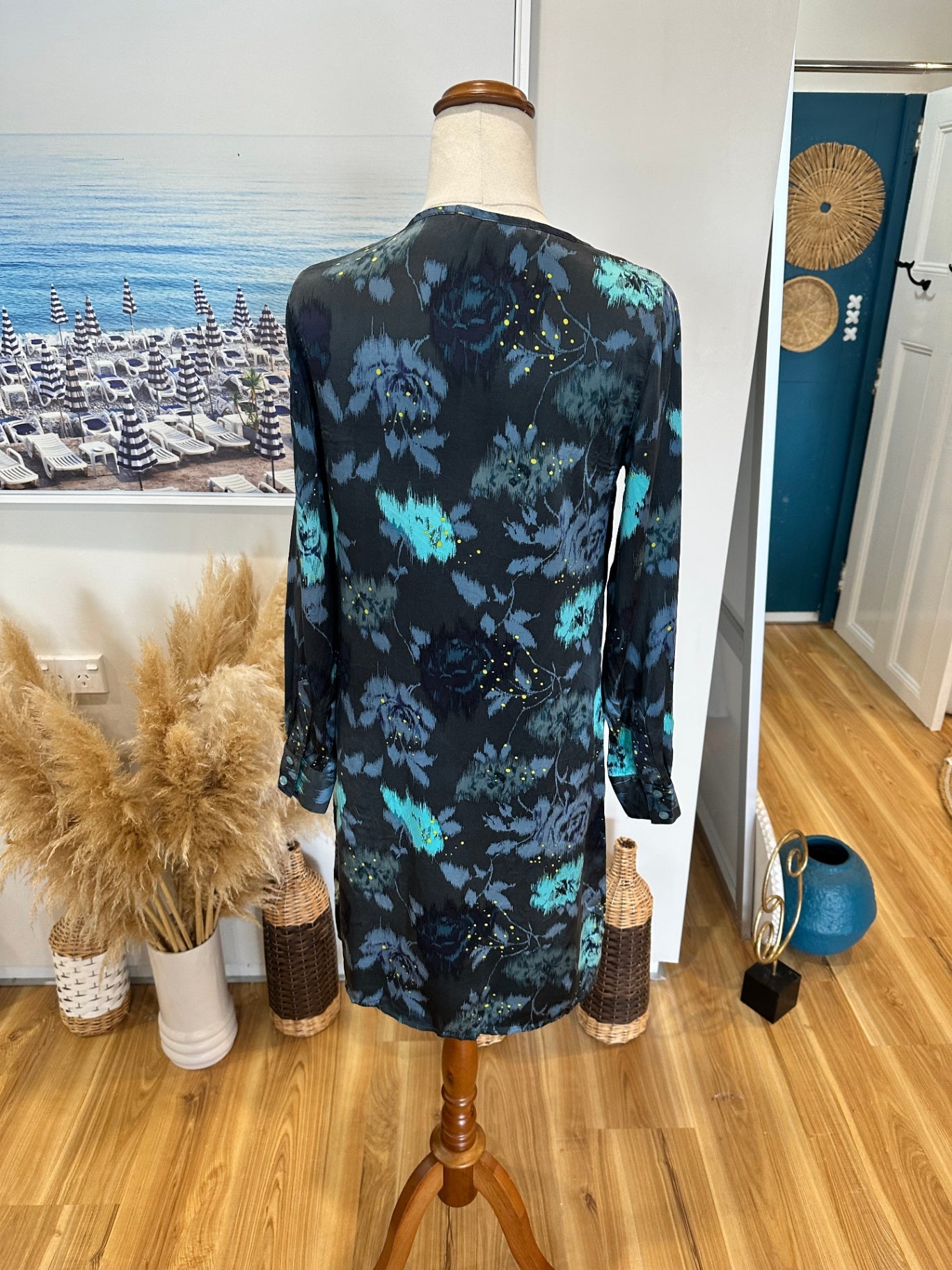 Andrea Moore - 100% Silk Dress - Size 8 - Grey w Blue Florals