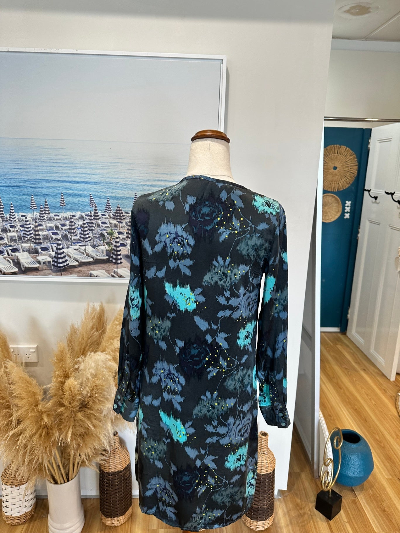 Andrea Moore - 100% Silk Dress - Size 8 - Grey w Blue Florals