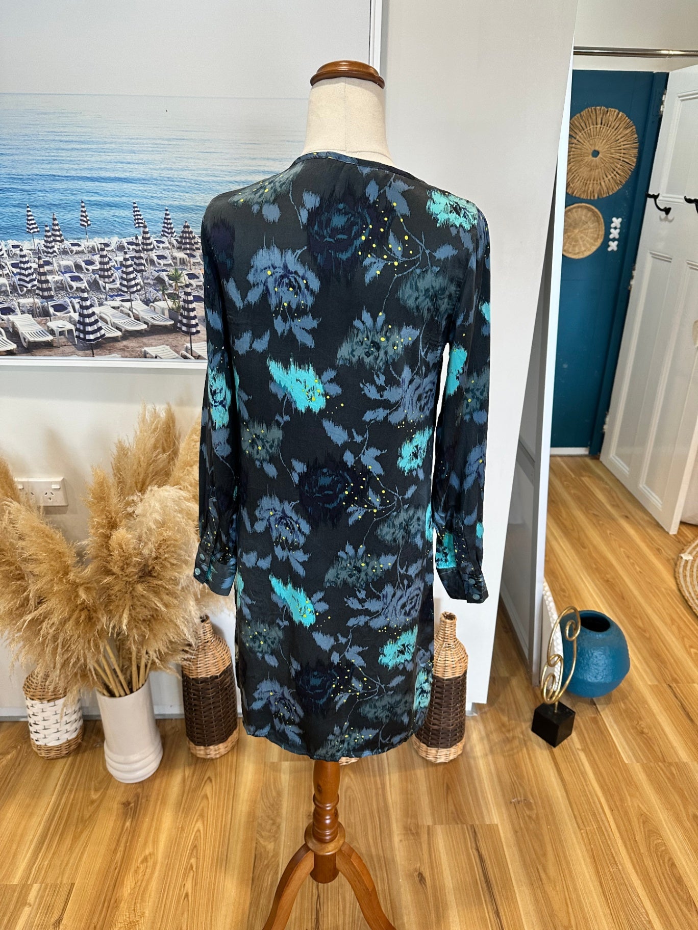 Andrea Moore - 100% Silk Dress - Size 8 - Grey w Blue Florals