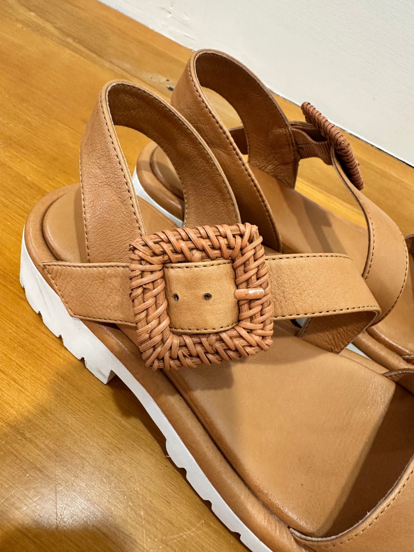 Le Sansa - Leather Sandals - Size EU 38 - Tan - RRP $220