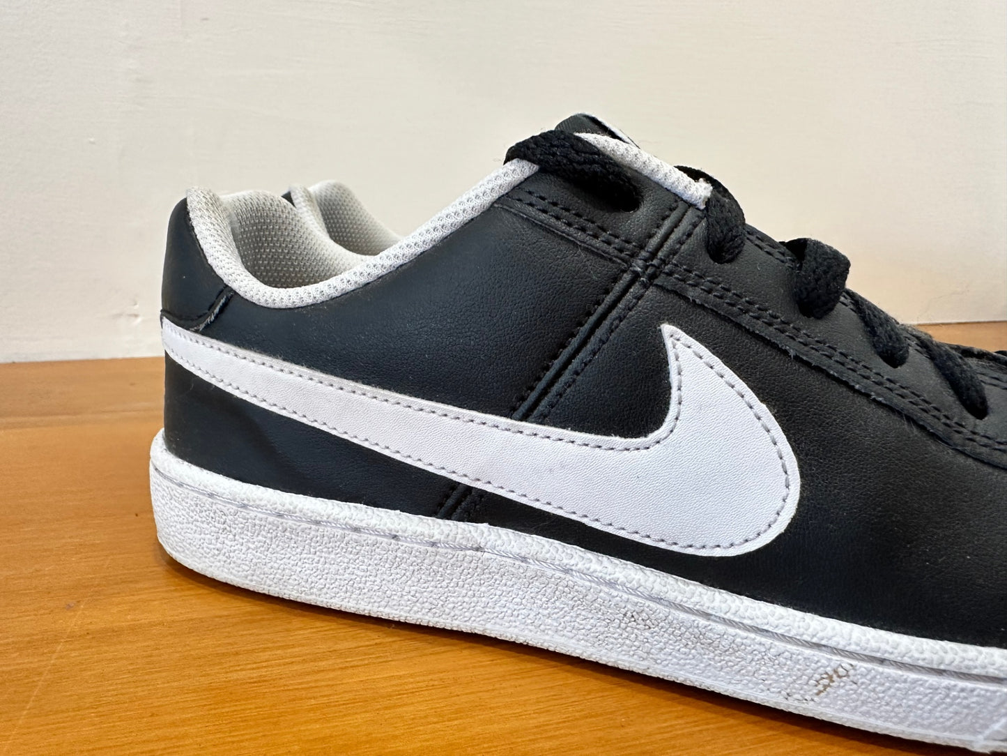 Nike - Court Royale Sneakers - Size EU 41 - Black and white