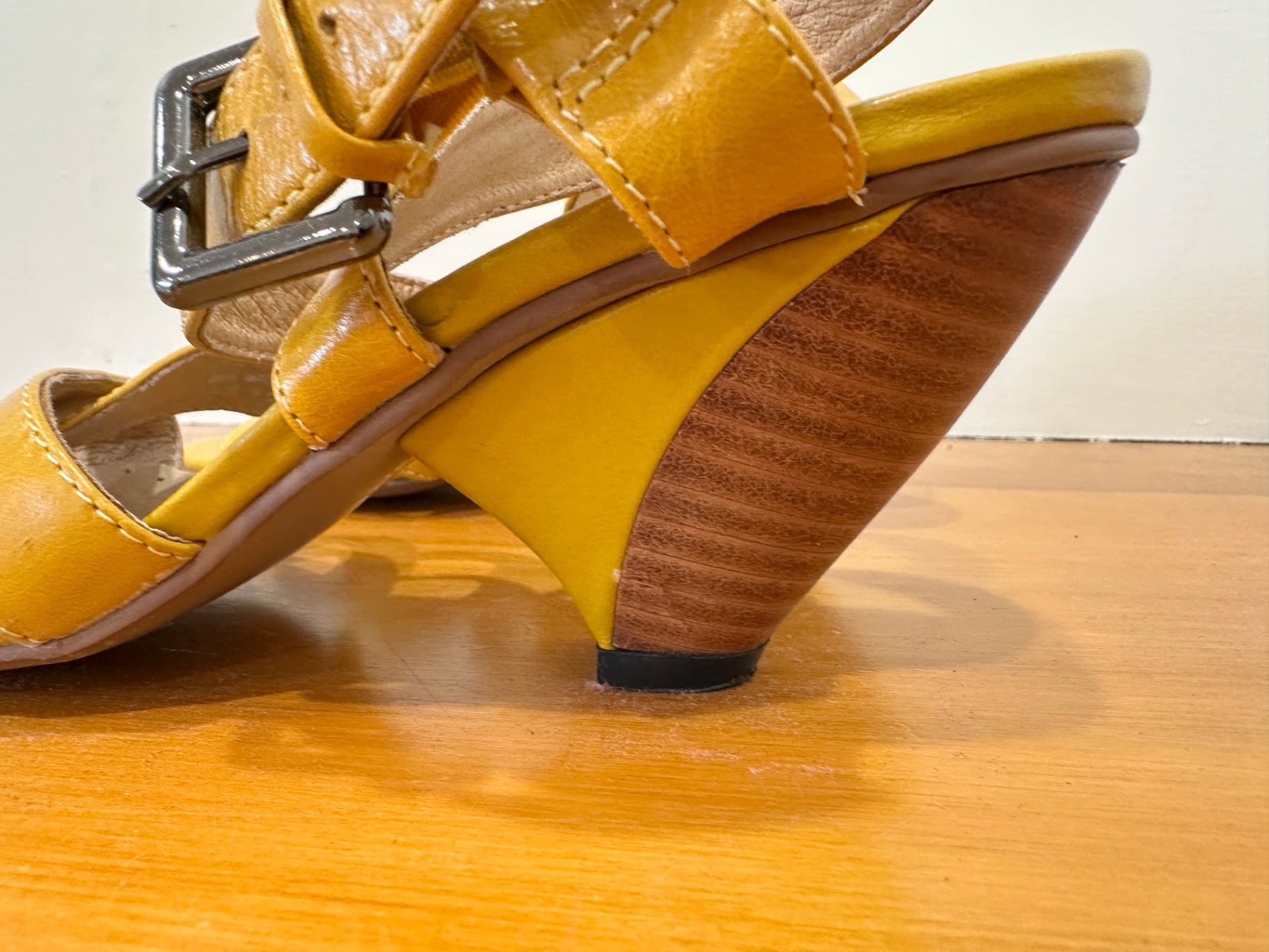 Chaussure Classique Sandals - Size EU 36 - Mustard Yellow