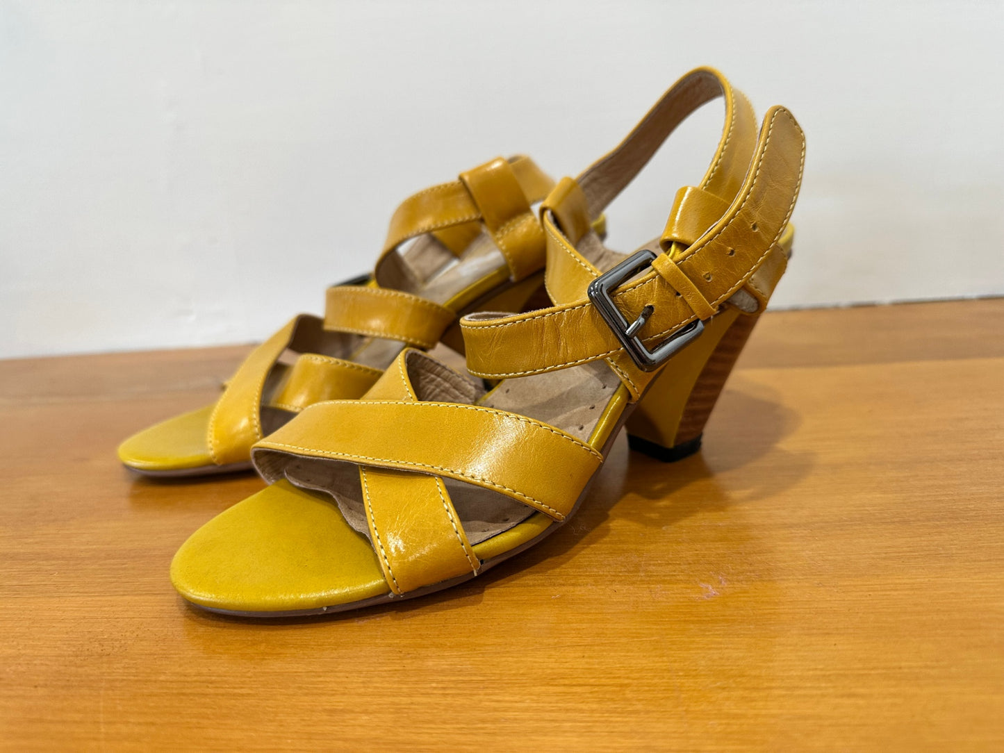 Chaussure Classique Sandals - Size EU 36 - Mustard Yellow