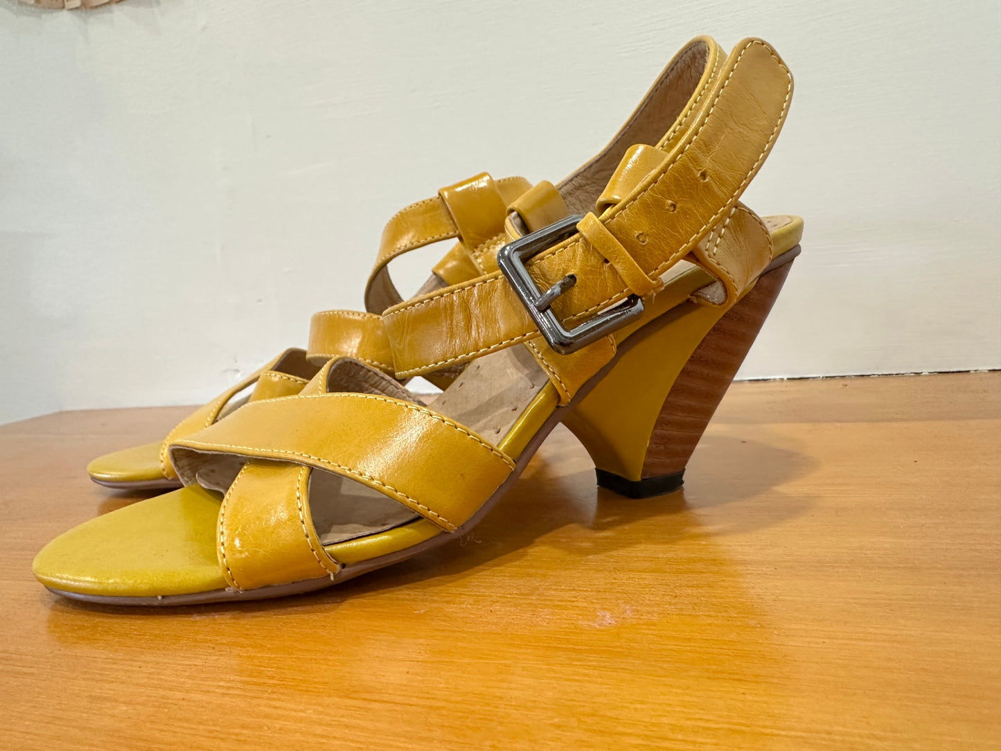 Chaussure Classique Sandals - Size EU 36 - Mustard Yellow