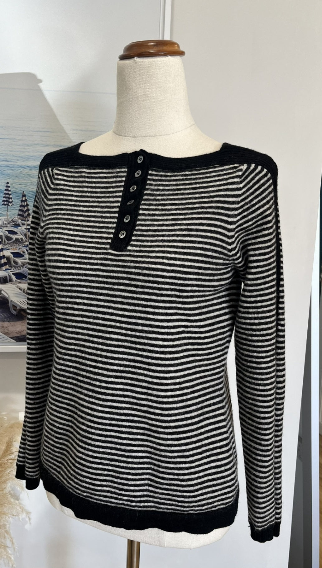 [SALE] Caroline Sills 100% super fine Merino 10 Black and White
