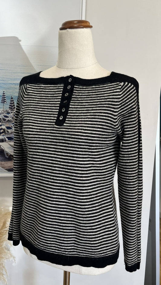 [SALE] Caroline Sills 100% super fine Merino 10 Black and White