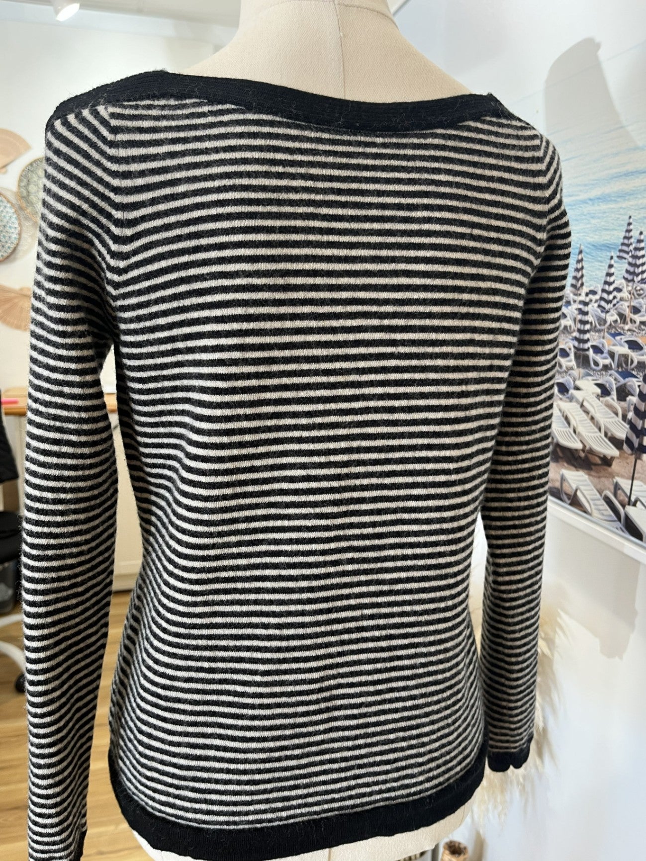 [SALE] Caroline Sills 100% super fine Merino 10 Black and White