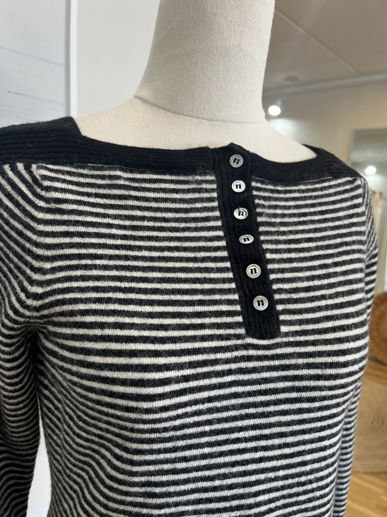 [SALE] Caroline Sills 100% super fine Merino 10 Black and White