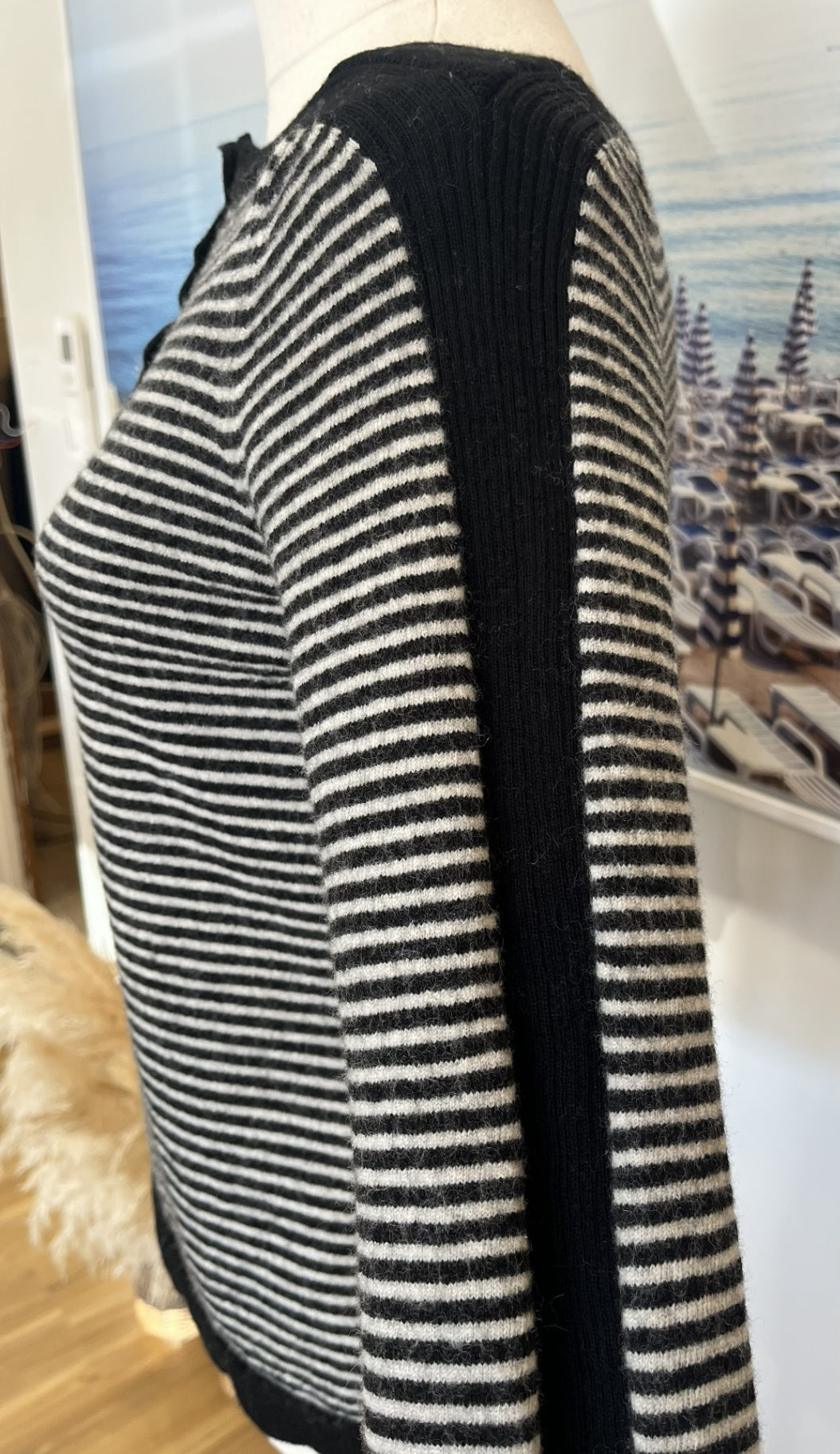 [SALE] Caroline Sills 100% super fine Merino 10 Black and White