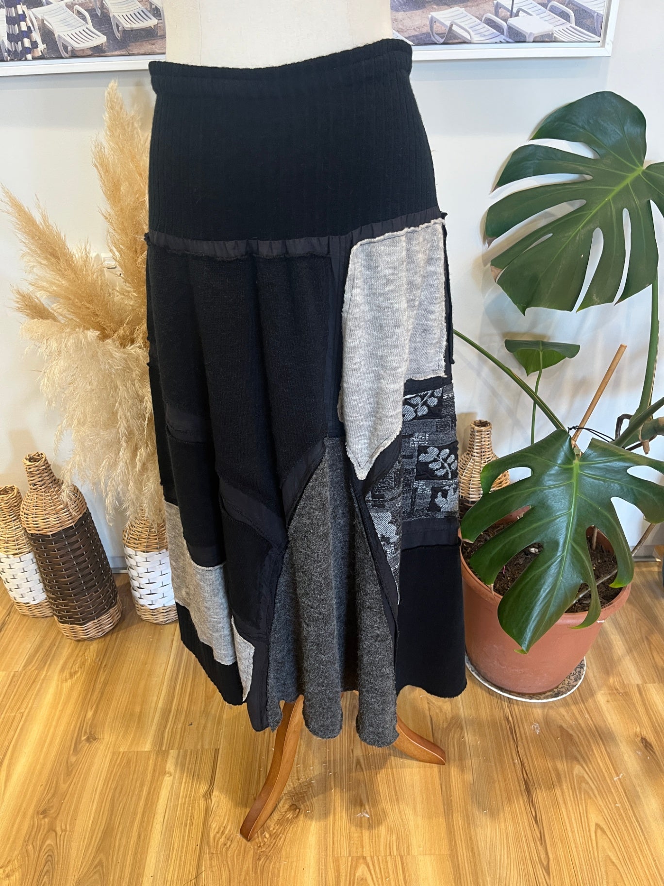 Clarity Skirt Black and Grey Size 18
