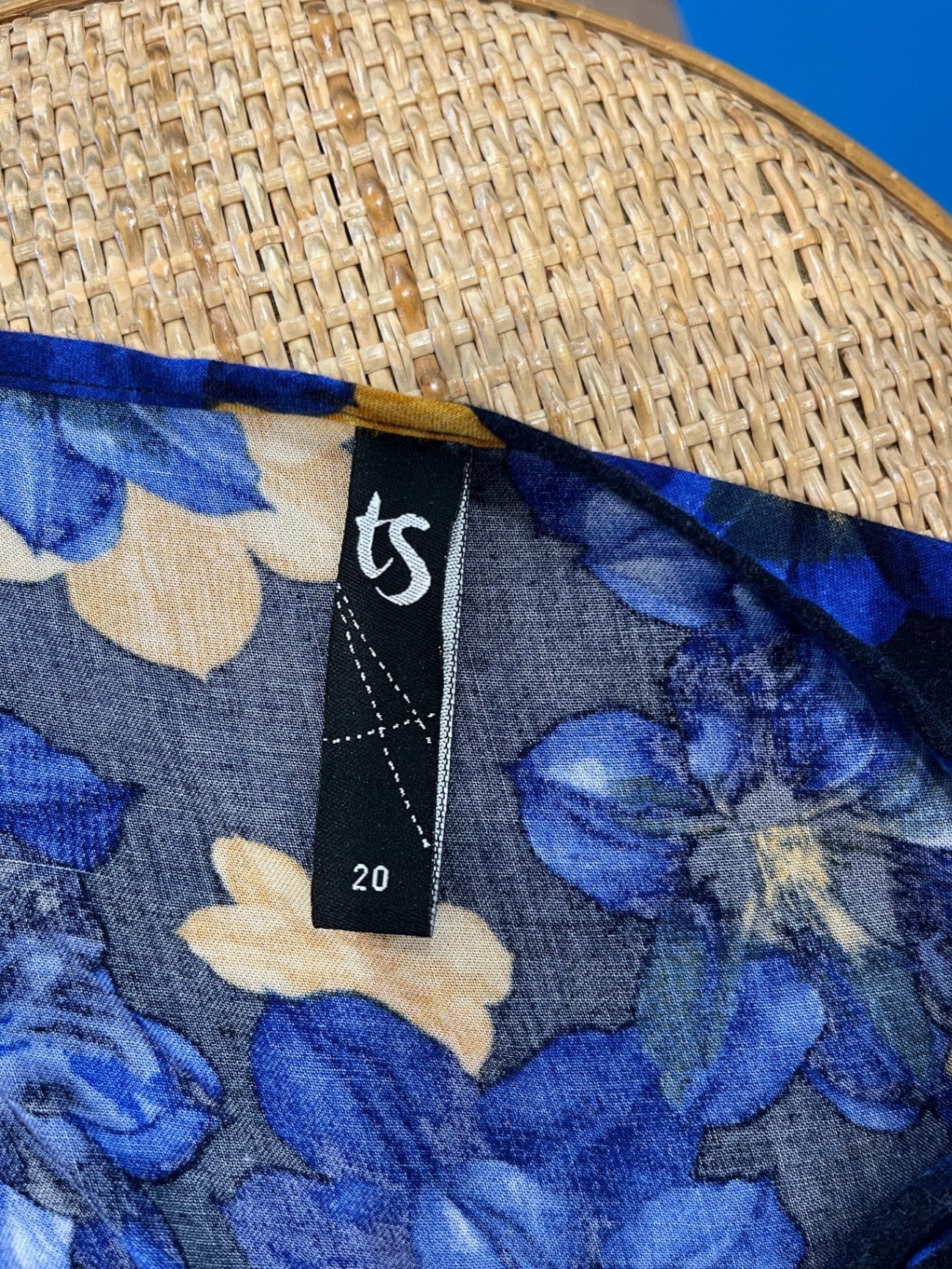 ts Top Black,Blue and Yellow Size 20