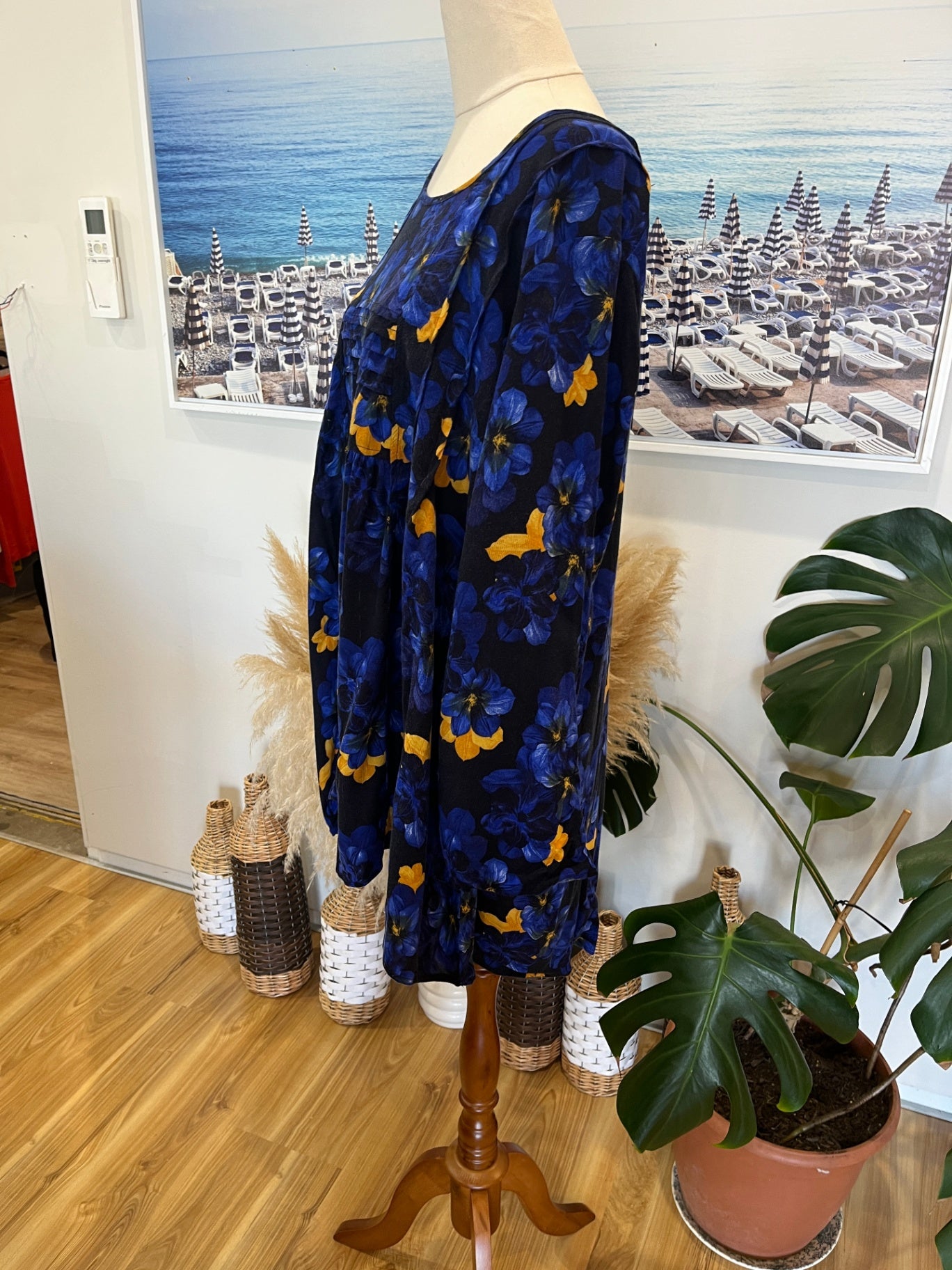 ts Top Black,Blue and Yellow Size 20
