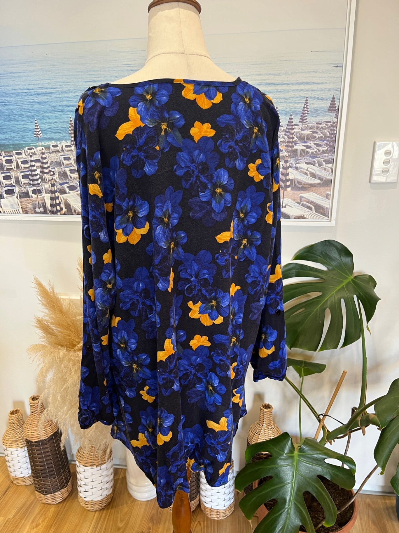 ts Top Black,Blue and Yellow Size 20