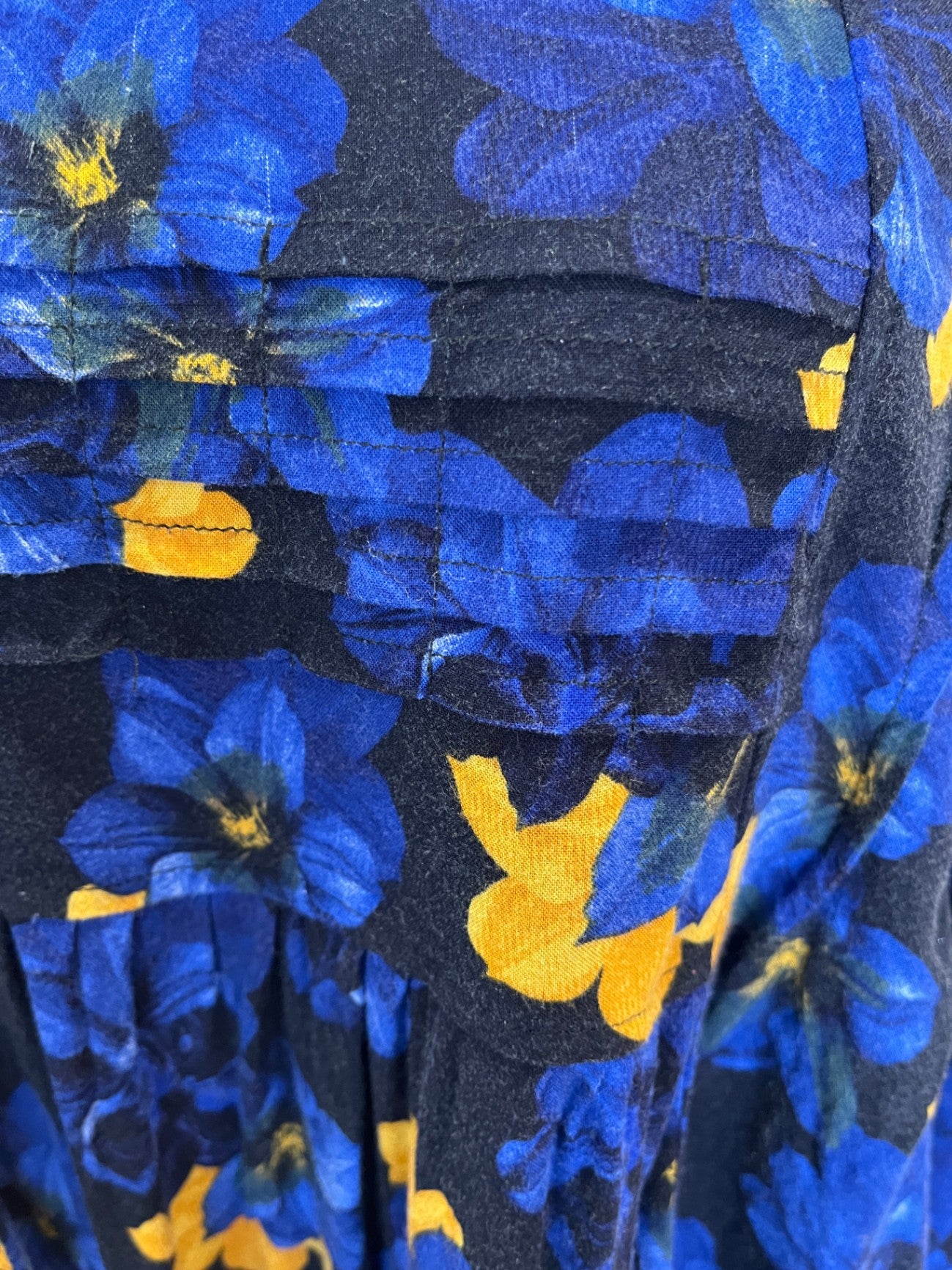 ts Top Black,Blue and Yellow Size 20
