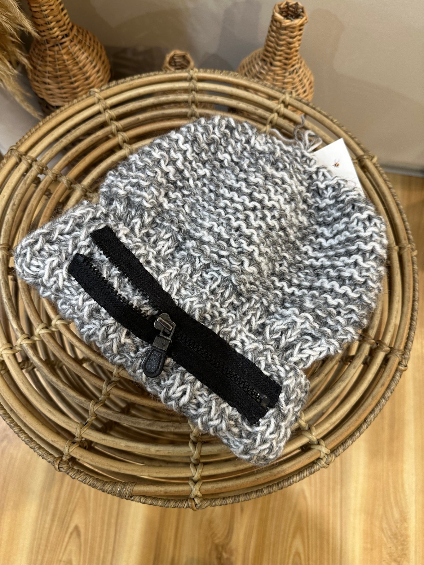 Grey Beret Hat with Zipper Detail – Modern Chic Fashion Accessory