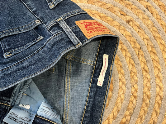 [SALE] Levi's 314 Shaping Straight Jeans Size 27