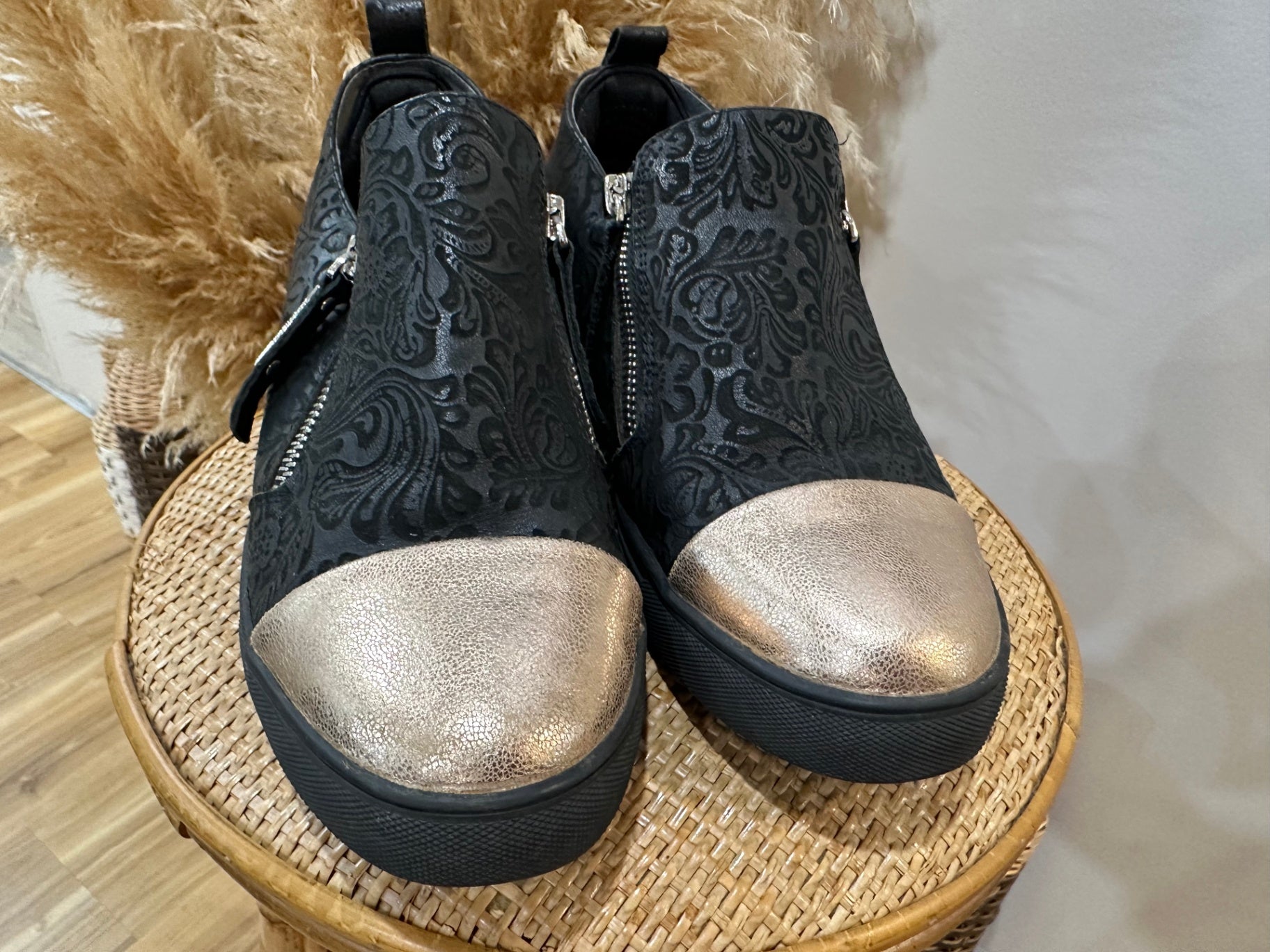 Miss Lilly Shoes, Black with Rose toe Size 41