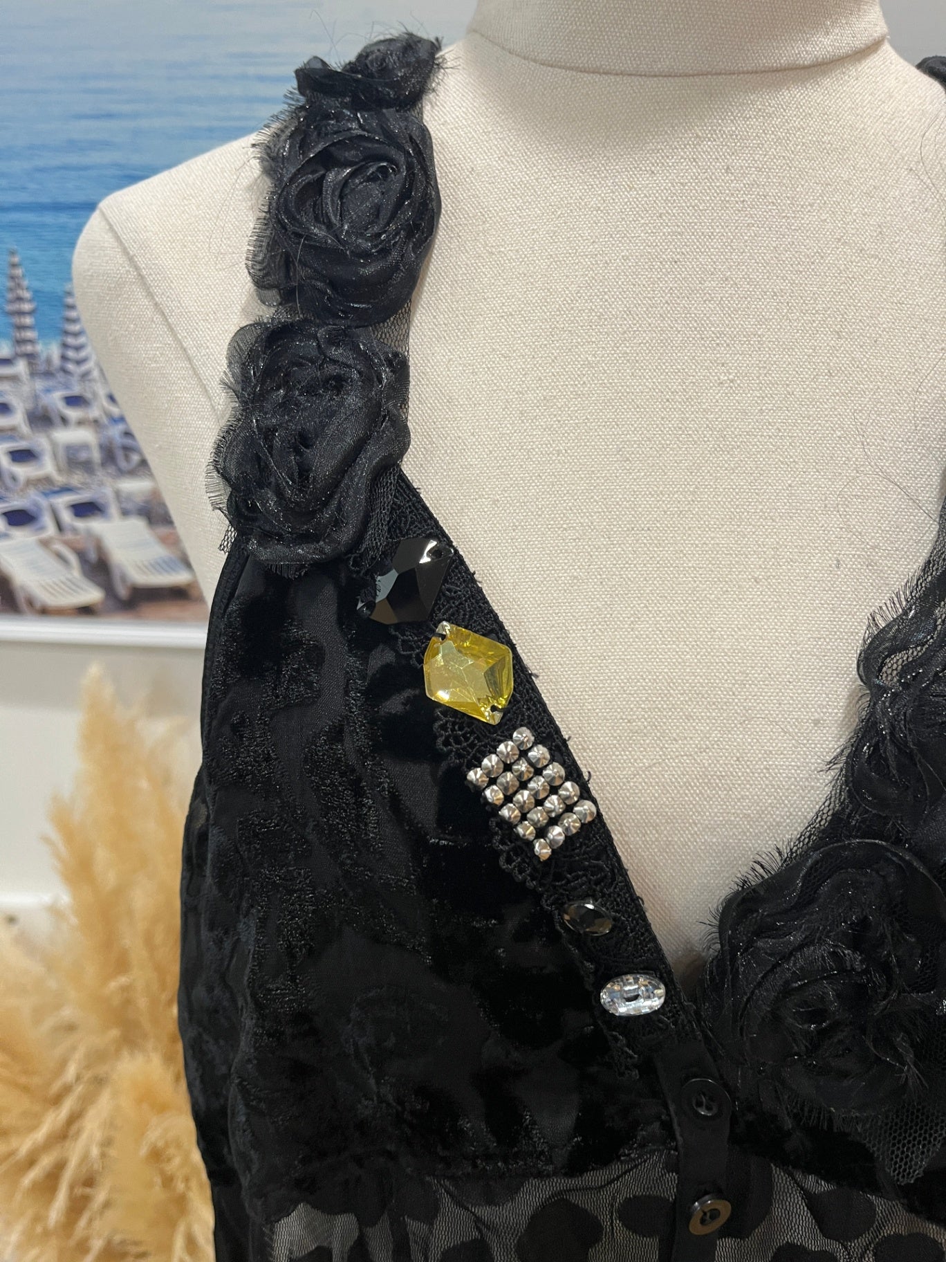 David Pond Black Top Rose features Size 12 