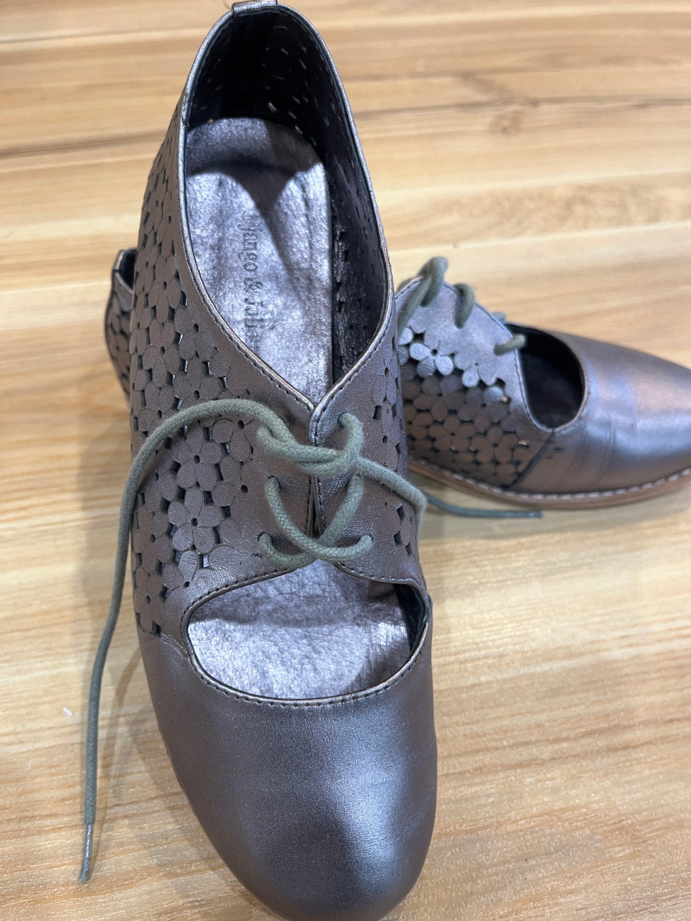 Django & Juliette Shoes Bronze Size 37 
