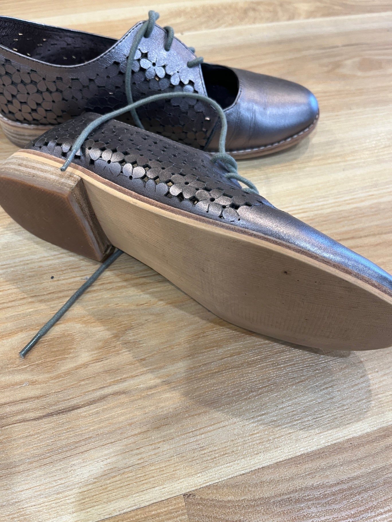 Django & Juliette Shoes Bronze Size 37 