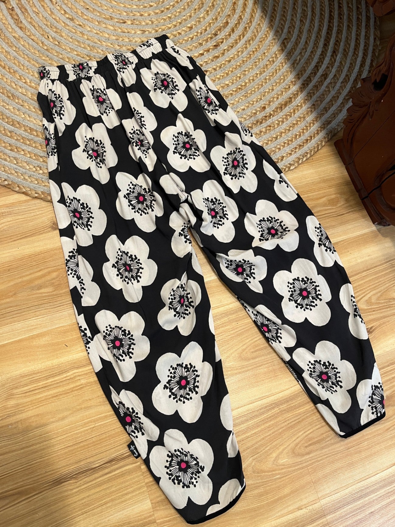 Jellicoe Pants Black/White Flowers Small