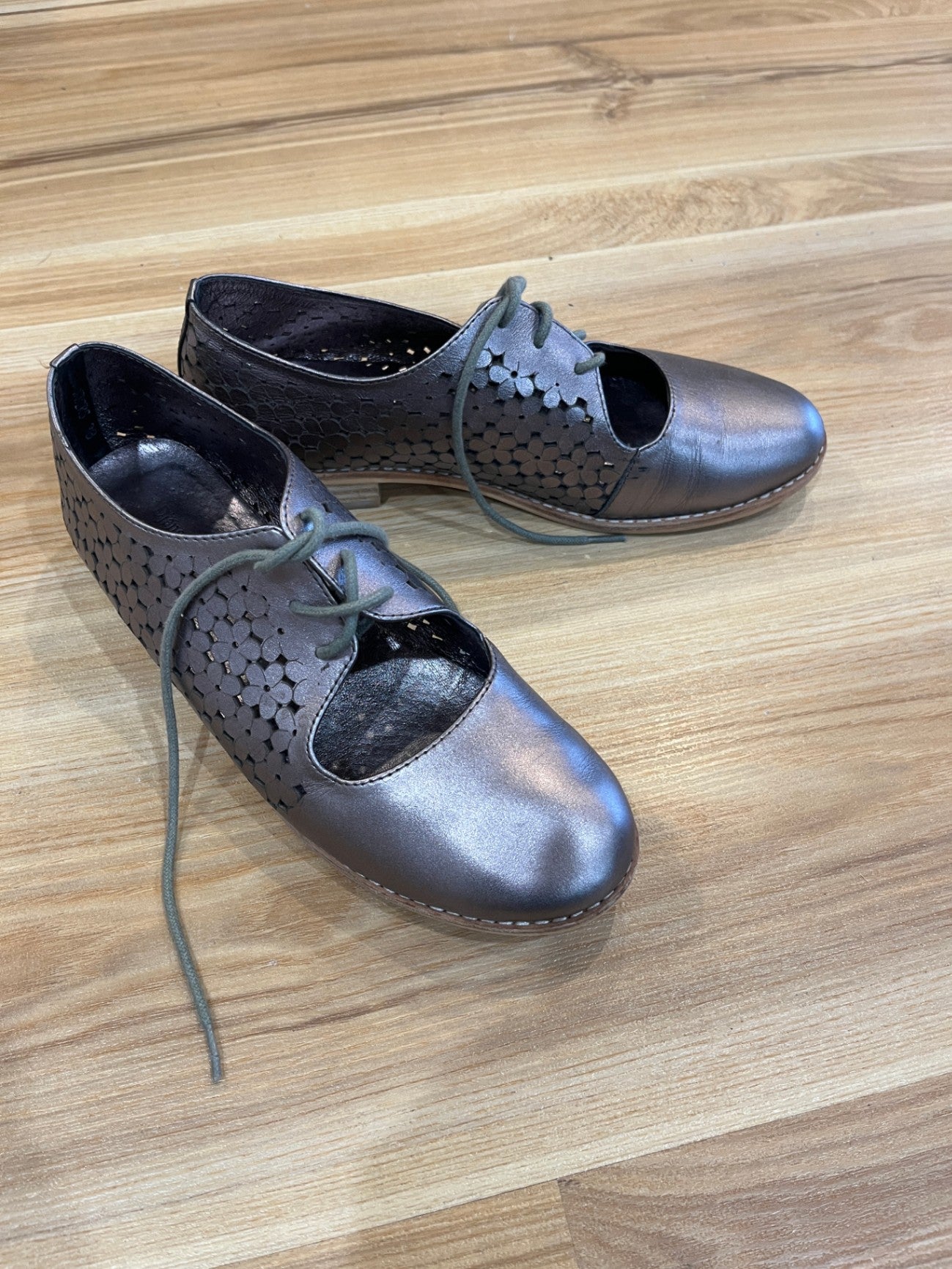 Django & Juliette Shoes Bronze Size 37 