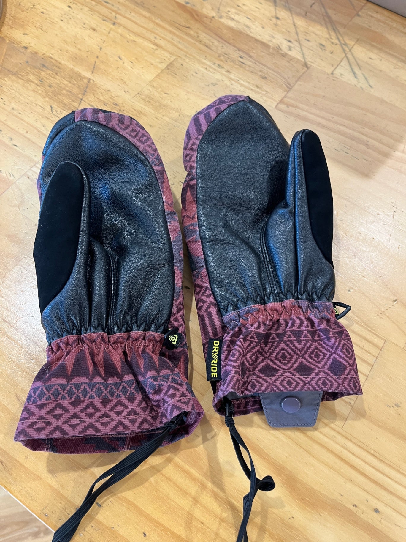 Dryride Aztec Designs Maroon Mittens 