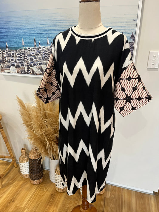 BNWT Native Rose Zigzag Patterned Dress Size L