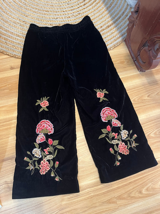 ZARA WOMAN Black Velvet Pants w/Embroidered Flowers, M