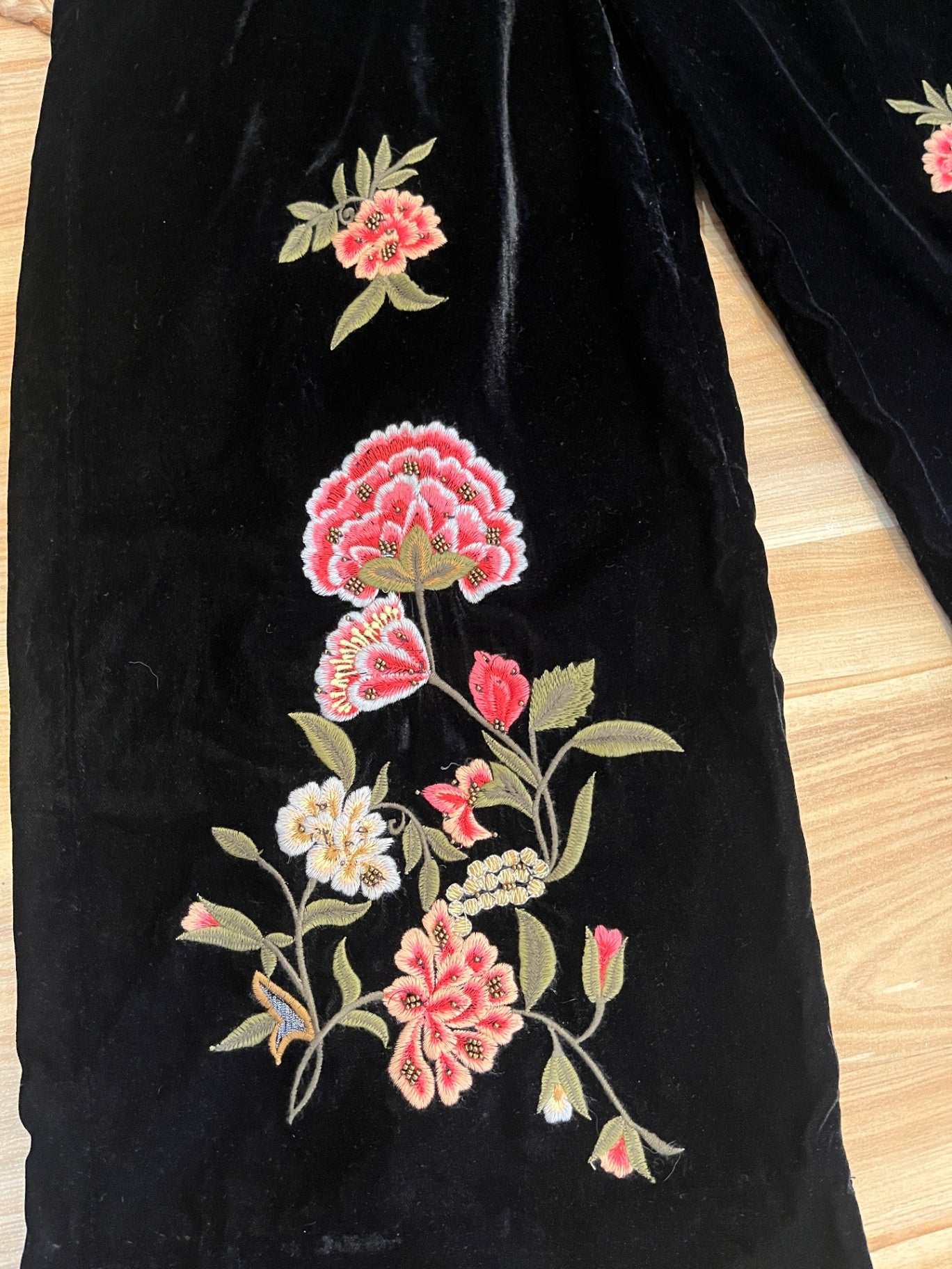 ZARA WOMAN Black Velvet Pants w/Embroidered Flowers, M