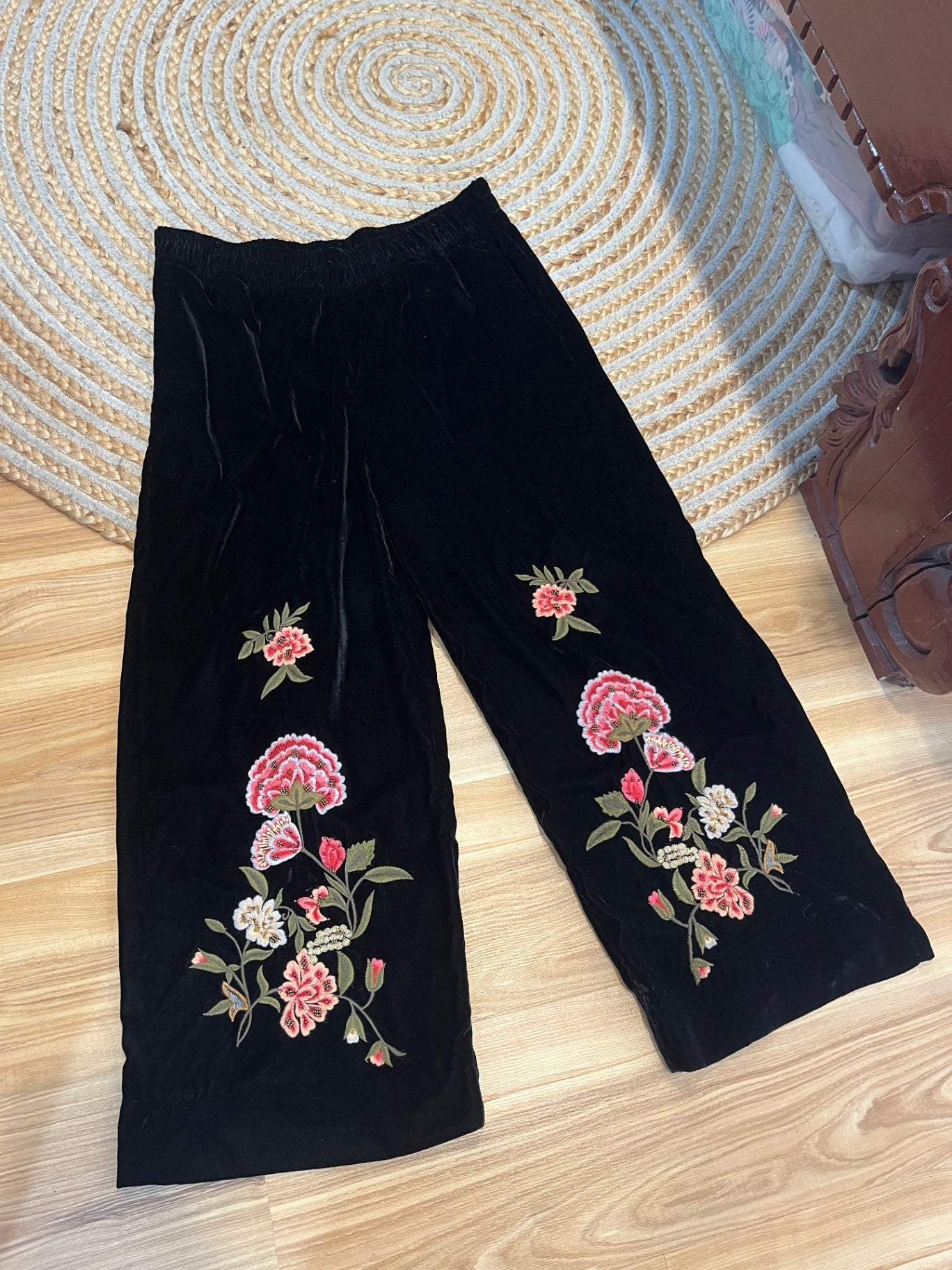 ZARA WOMAN Black Velvet Pants w/Embroidered Flowers, M
