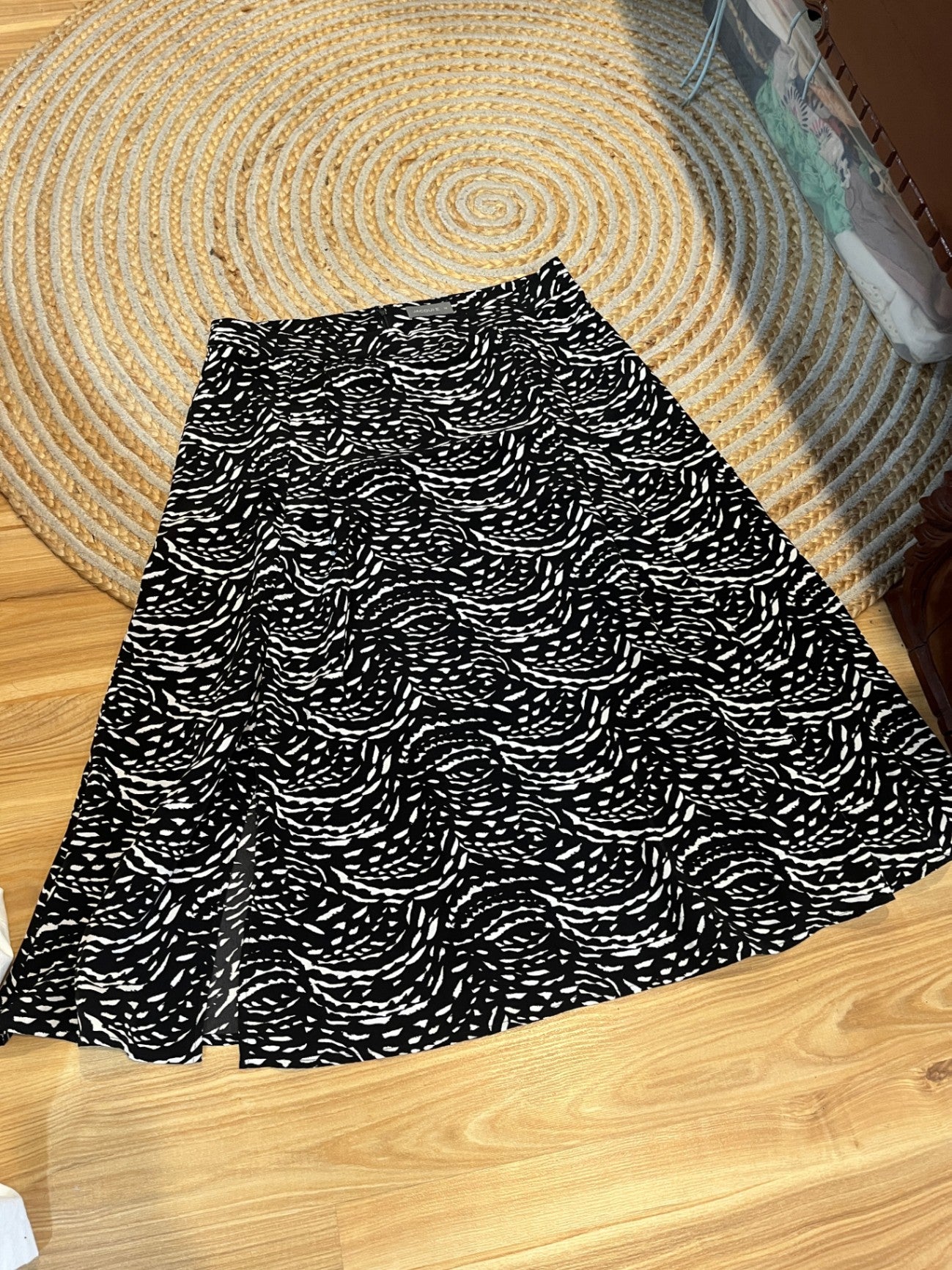 JACQUIE Black and White Skirt Size 14