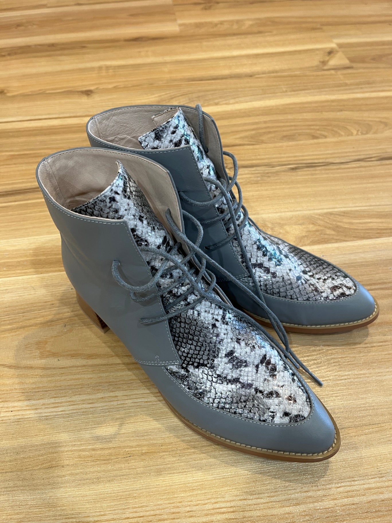 Oli Grey Leather Ankle Boots – Snakeskin Detail | Size 40