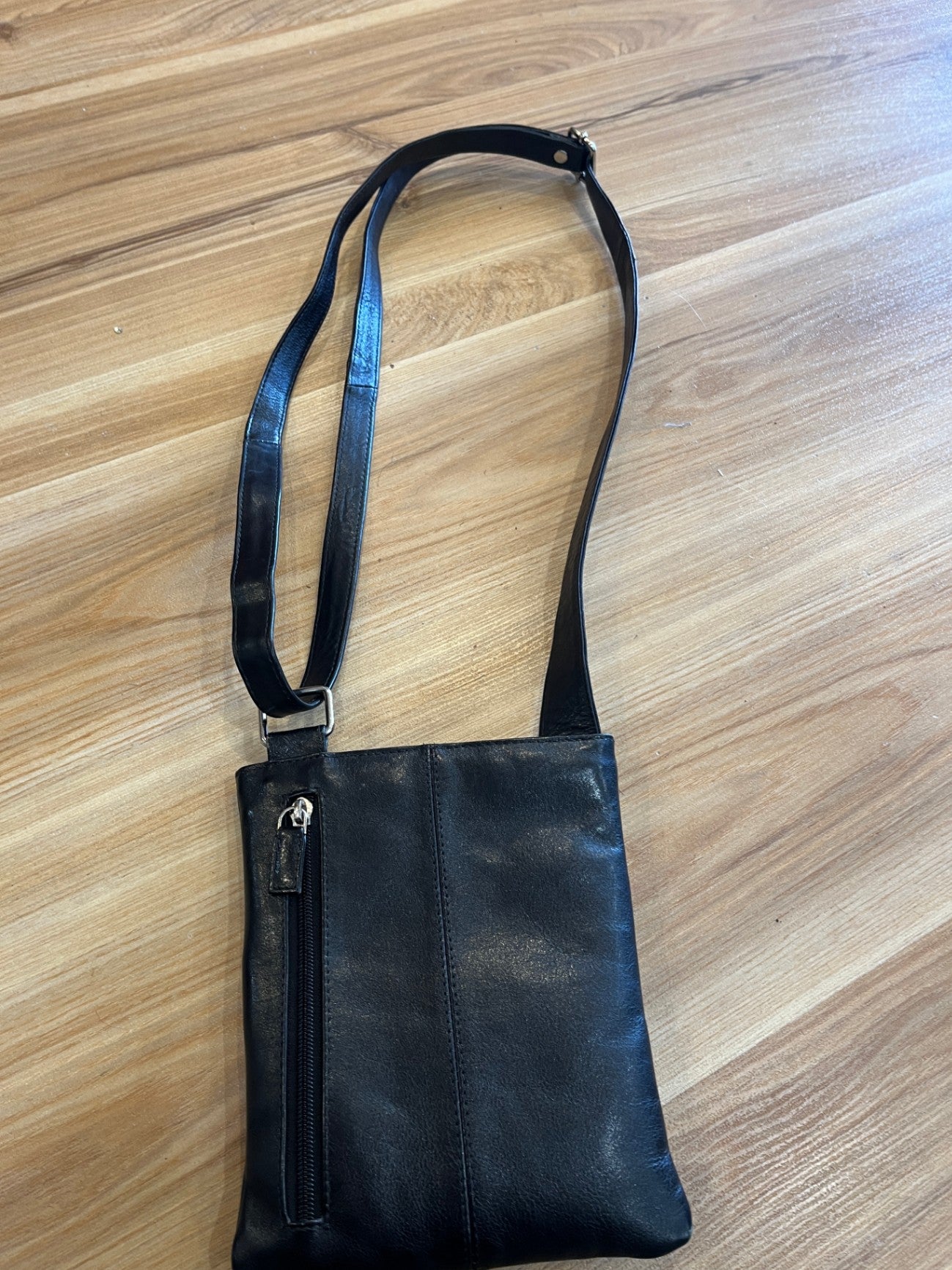 Carte Black Leather Crossbody Pouch Bag