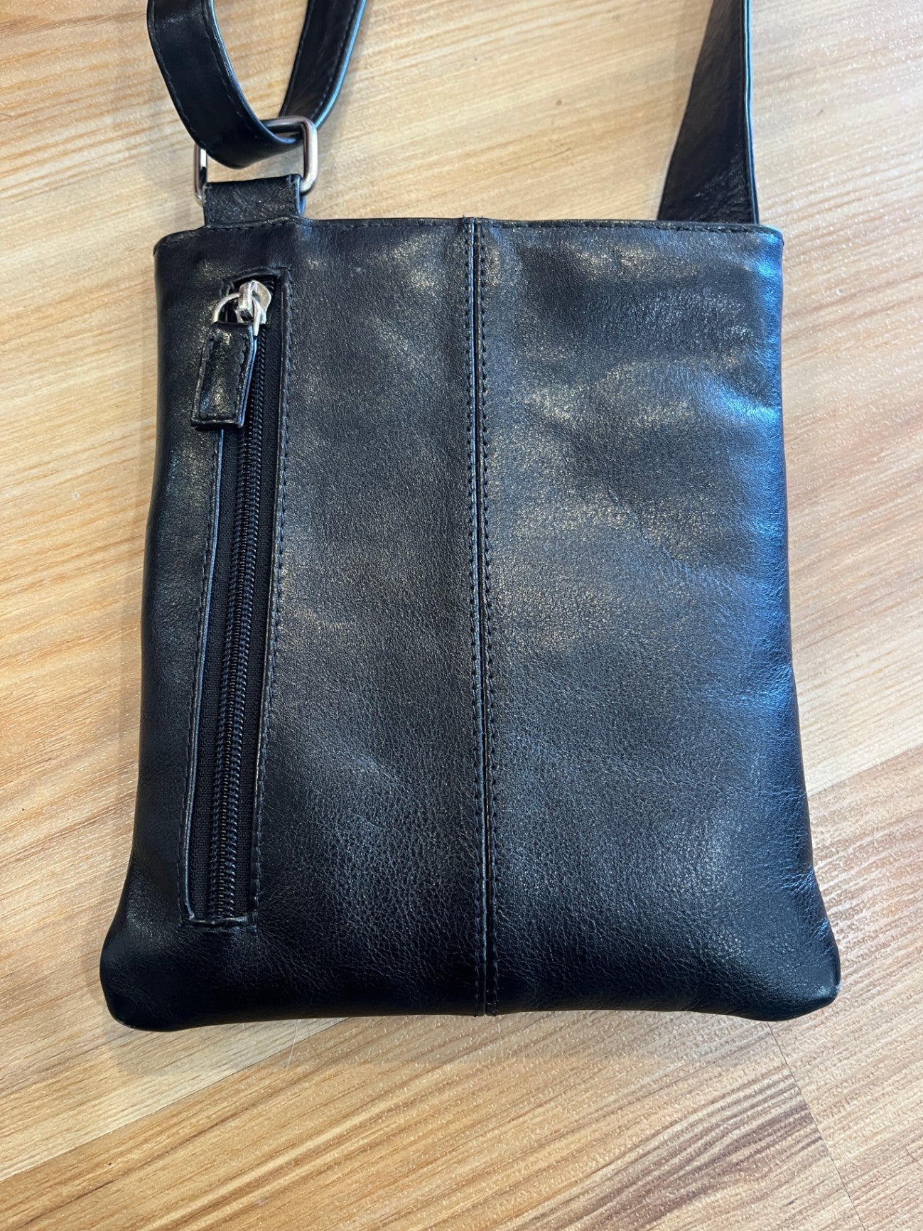 Carte Black Leather Crossbody Pouch Bag