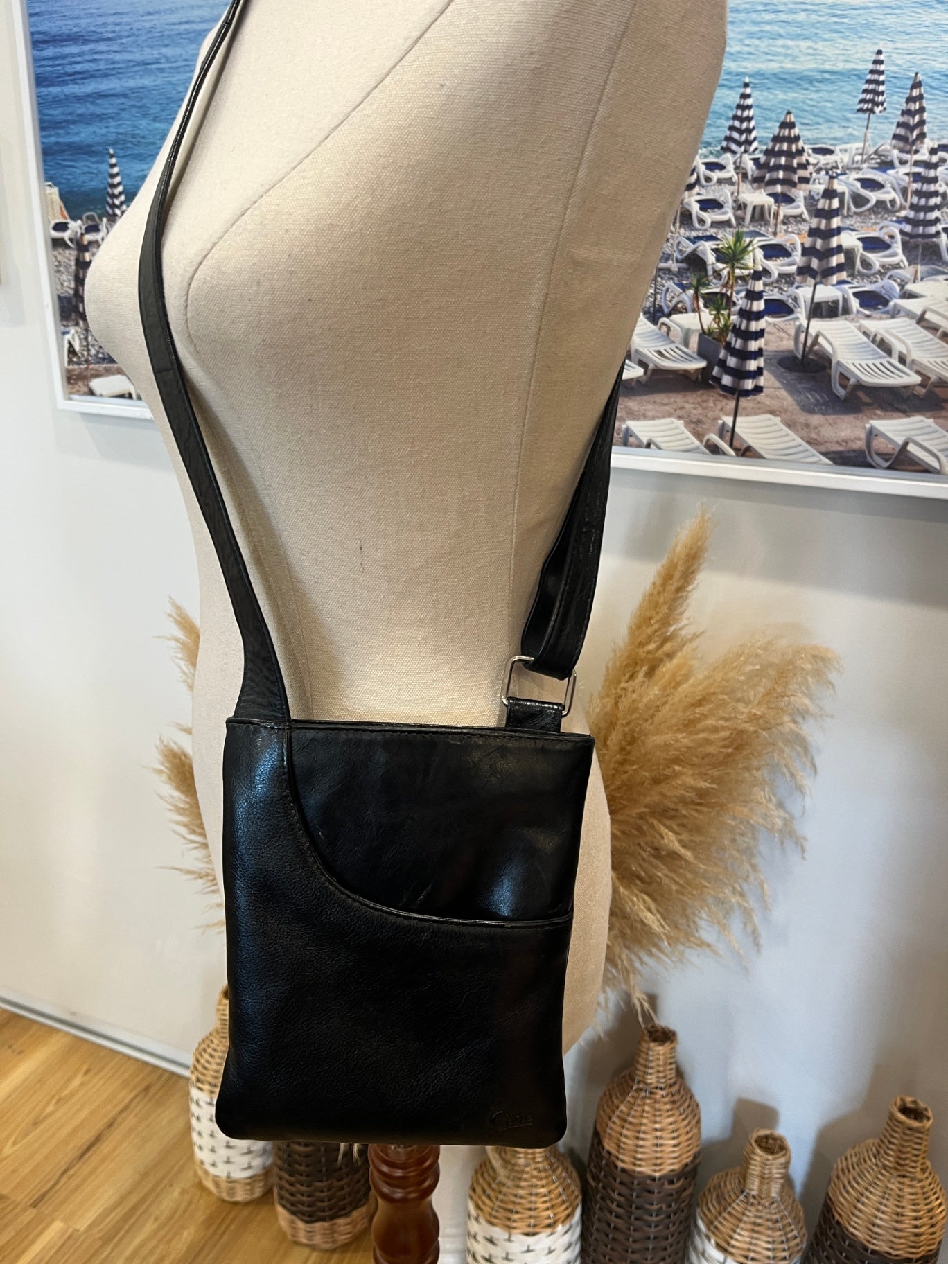 Carte Black Leather Crossbody Pouch Bag
